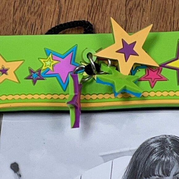 Carr Frames - 3.5" x 5" Photo Frame - Green w/Multicolor Star - Bonus Necklace - - Picture 5 of 6